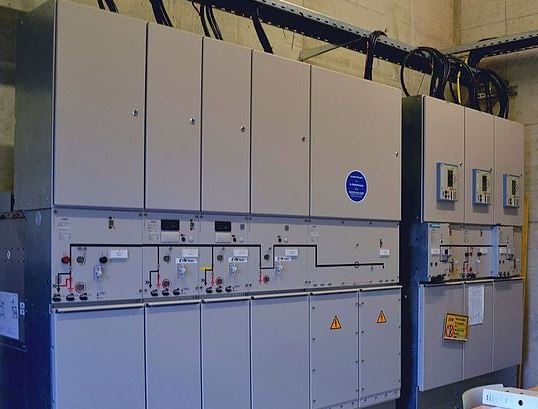 Indoor type switchgear arrangement